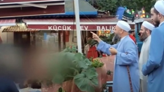 'Tebliğciler' grubunun alkol kullanan insanları uyardığı video gündem oldu