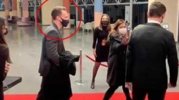 Ünlü oyuncu Kerem Bursin hakkında söylenen ağır sözler sonrası ödül törenini terk etti