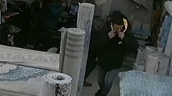 Koronavirüs korkusu: Vatandaş hapşırdı,  mağaza karıştı!