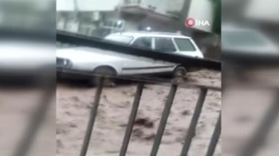 Manisa'da sel felaketi: Sel suları otomobili böyle sürükledi