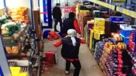 Market çalışanı maskesiz vatandaşı uyarınca nohut fırlattı