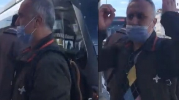 Metrobüs Durağında Genç Kızlara "Edep" Diye Bağıran Şahısa Büyük Tepki!
