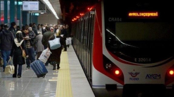 Marmaray'da bir yolcu yere yığıldı