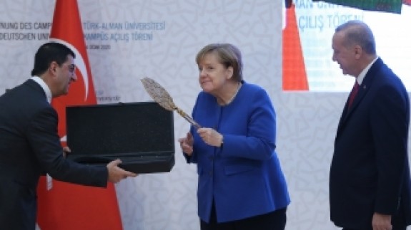 Cumhurbaşkanı Erdoğan'dan Merkel'i Sevindiren 4 Bin TL'lik Hediye!