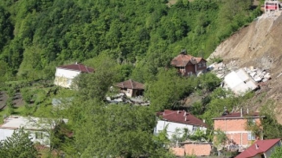 Ordu'da heyelanlı bölgedeki 15 ev yıkıldı
