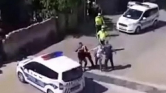 Çorlu'da polis,  evlerinin önünde oturan vatandaşlara sert müdahalede bulundu