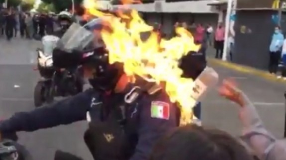 Eylemcilerin polisi ateşe verdiği o anlar kameraya yansıdı