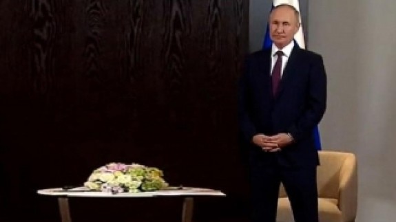 Putin'in Cumhurbaşkanı Erdoğan'ı beklerken İbrahim Kalın'ı taklit etmesi görüşmeye damga vurdu