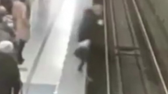 Telefonuna bakarak yürüyen kadın son anda ölümden kurtuldu!