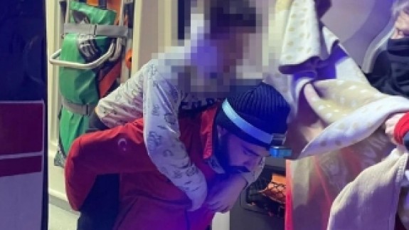 Hasta çocuğu karlı yolda sırtında taşıyan hemşireye ödül