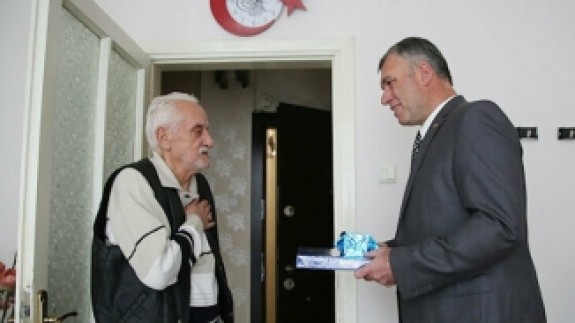 Yaşlı adamı azarladığı için görevinden uzaklaştırılan polis memuru özür diledi!