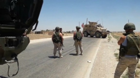 Rus askerleri Suriye'de ABD konvoyunun geçişine izin vermedi