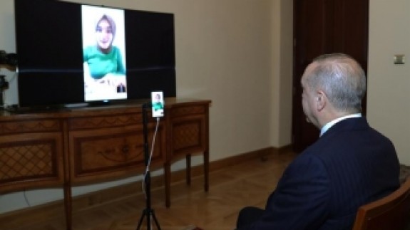 Cumhurbaşkanı Erdoğan bilgi yarışmasına katılan Ümmü Gülsüm Genç ile görüştü