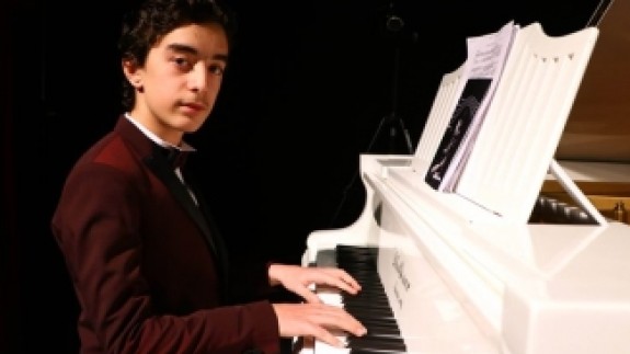 Kimsesiz çocuklar yararına verdiği konserlerle takdir topluyor