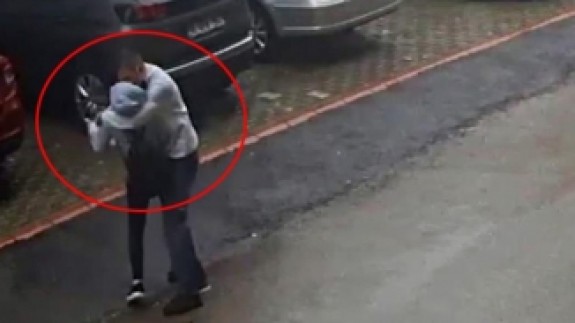 Şehrin göbeğinde güpegündüz kadınlara taciz! Korku filmlerini andıran anlar kamerada