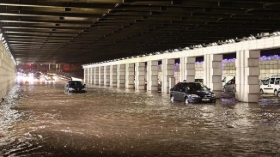 İzmir'de sağanak sel ve su baskınlarına neden oldu