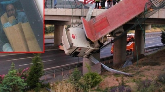 Asılı kalan tırın içindeki şoför,  kurtarılmayı böyle bekledi