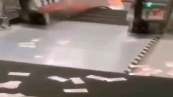 Koronavirüs korkusu: Yerdeki paraya bile dokunmadılar