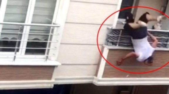 Tartıştığı yakınlarına tencere fırlatırken balkondan düştü!