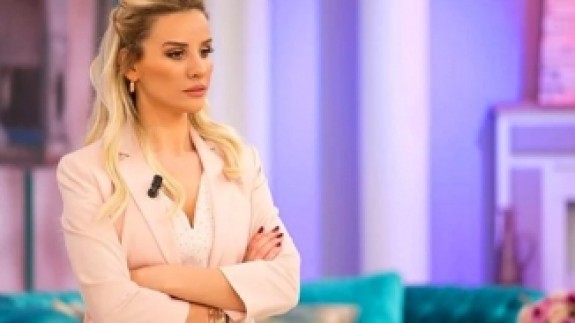 Esra Erol,  konuğu koronavirüs hastası çıkınca canlı yayındaki tepkisiyle olay oldu!