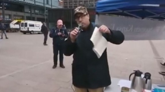 Finlandiya'da aşırı sağcı lider Kur'an-ı Kerim'i yırtıp yere attı