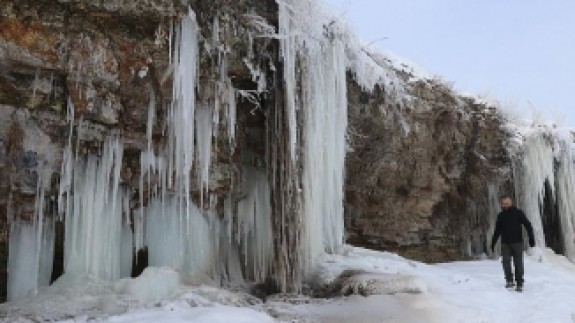 Ağrı'da Oluşan Uzun Buz Sarkıtları Fotoğrafçıların İlgi Odağı Oldu