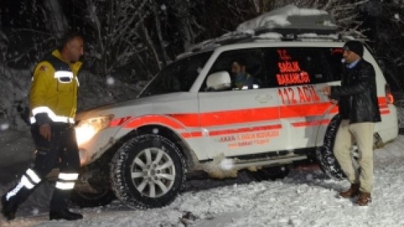 Yüksekova'da Yolu Kapanan Köydeki Hasta Çocuk Kurtarıldı