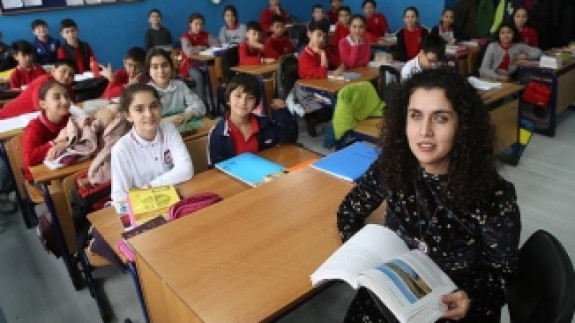 Görme Engelli Zeynep Öğretmen Öğrencilerine Işık Oluyor