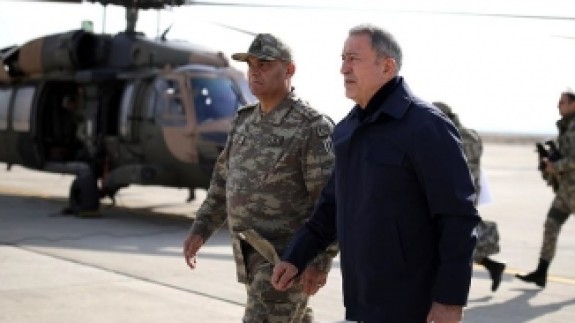 Milli Savunma Bakanı Akar ve TSK'nin Komuta Kademesi Suriye Sınırında