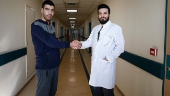 Çift Kol Nakli Yapılan Yusuf İlk Kez Doktoruyla Tokalaştı