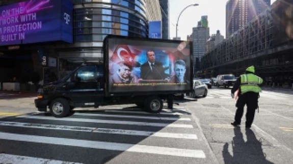 'Stop Erdogan' reklamına karşılık Times Meydanı'nda 15 Temmuz'u anlatan dijital ekranlı kamyonet