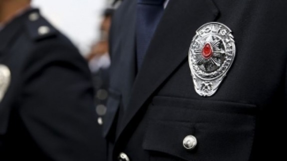 Yaşlı adama yaptığı hareketle büyük tepki toplayan polis memuru görevden uzaklaştırıldı!