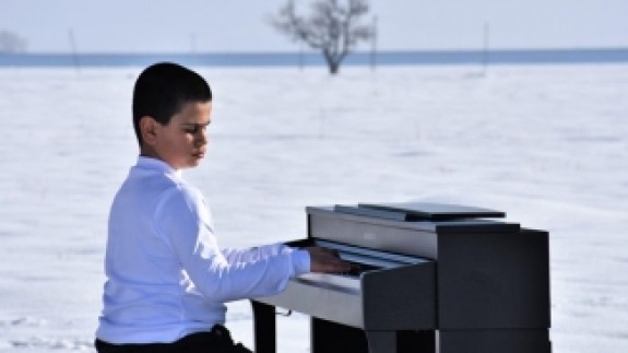  "Kusursuz kulak" Bager,  karla kaplı Muş Ovası'nda piyano çaldı