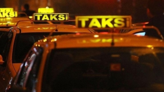 İstanbul'da Taksiciler Kendilerini Polis Sandı: Turizm şirketi aracının önünü kesti,  ‘evrak kontrolü’ yaptı