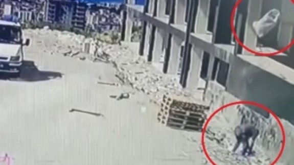 Üzerine kum çuvalı düşen şahıs ağır yaralandı