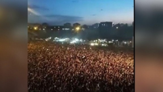 Erciyes Üniversitesi bahar şenliğinde duygulan görüntü: Yüz binlerce genç İzmir Marşı'nı söyledi