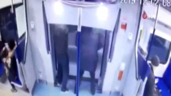 Yanlış metroya bindi: Kendini dışarı attı!