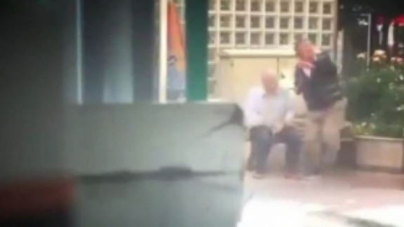 Yasağa rağmen dışarı çıkan yaşlıların kafasına su attılar!