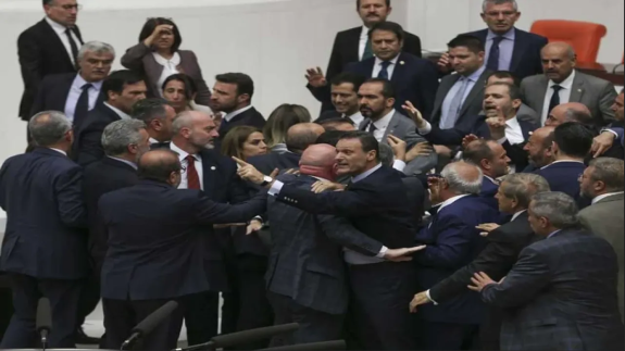 TBMM'de yaşanan kavgaya ilişkin görüntüler gündem oldu