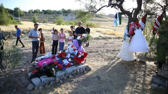 Narin Güran'ın mezarındaki gelinliği kaldırıldı: Yerine okul önlüğü bırakıldı