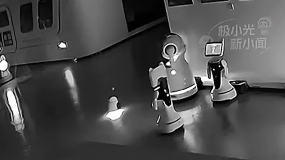 Şanghay’da Küçük Robotun Büyük Başarısı: 12 Robotu "İkna Edip" Showroomdan Çıkardı