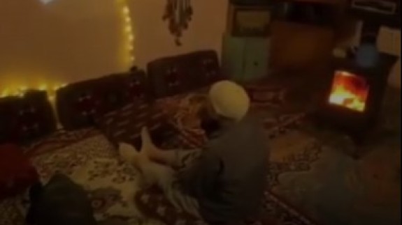 Yaşlı anne babası için sinemayı eve getirdi