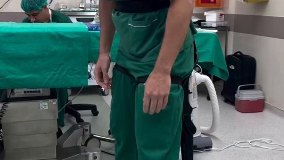 Uzun ameliyat saatlerine doktor çözümü: Sosyal medyada viral oldu!