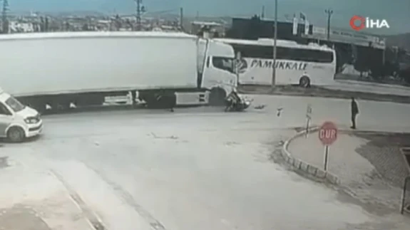 Afyonkarahisar'da tırın çarptığı motosiklet metrelerce savruldu