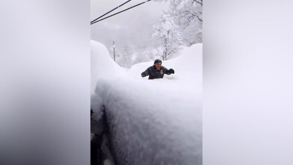 Karda yürüyemeyince yüzerek evine gidebildi