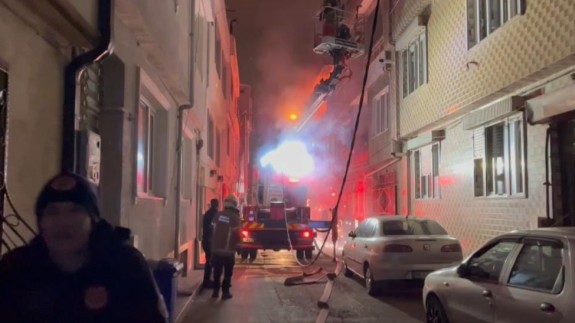 Yangına müdahale eden itfaiye ekiplerinin üzerine elektrik teli düştü