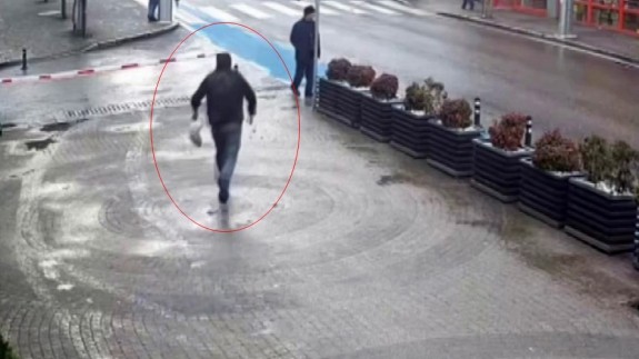 Sakat rolü yapan dilenci,  zabıtayı görünce koşarak uzaklaştı