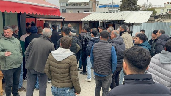 Genç kızı taciz ettiği iddia edilen şahsı polis aracının içinde dövdüler