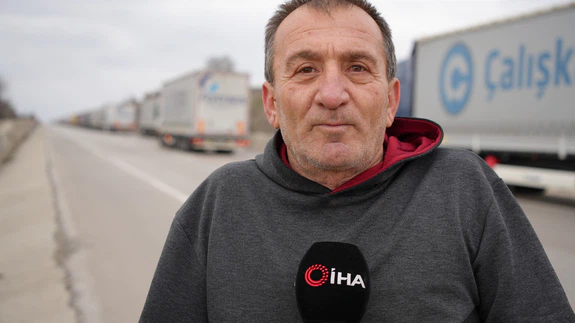 Tır şoförü röportaj verirken az kalsın tır çarpacaktı