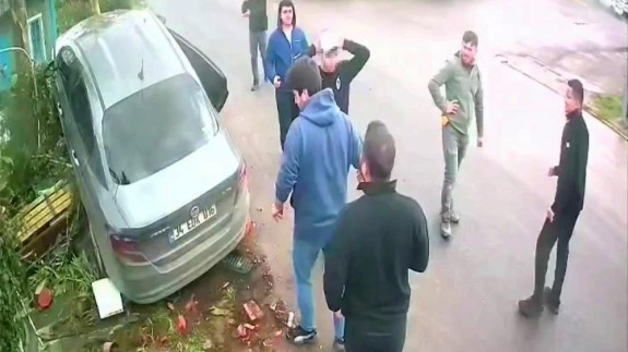 14 yaşındaki sürücü  bankta oturan kadını ezdi